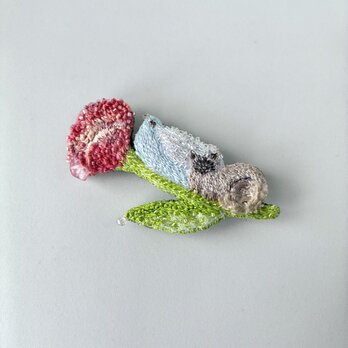"hana to tori to neko" 春の花と鳥とシャム猫　手刺繍ブローチ