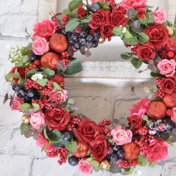 晩秋から冬へ　赤いバラのリース：クリスマスリース　りんご　ブドウ　バラ　赤　