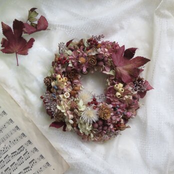 Dance of autumn leaves and nuts（ドライフラワーリース）