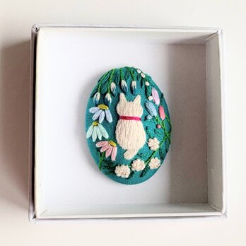 ねこと草花の刺繍ブローチ(botanical）#416