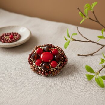 赤い果実のビーズ刺繍ブローチ（K1235)