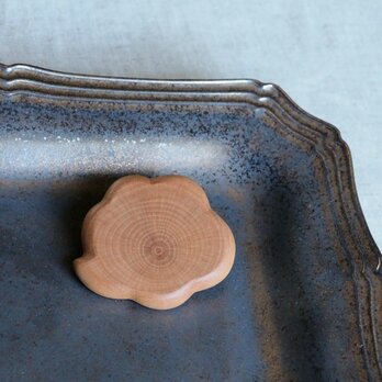 雲のブローチ（右向き）