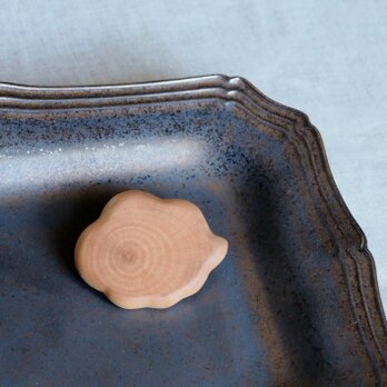 雲のブローチ（左向き）