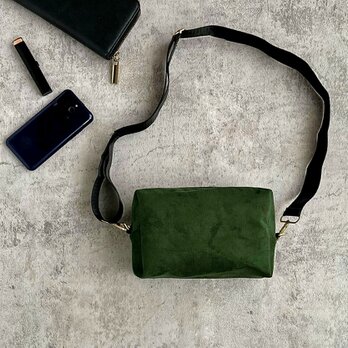 とにかく軽い／BOXショルダー／見た目以上に大容量／長財布・ペットボトル入ります/グリーン・スエード/ショルダーバッグ