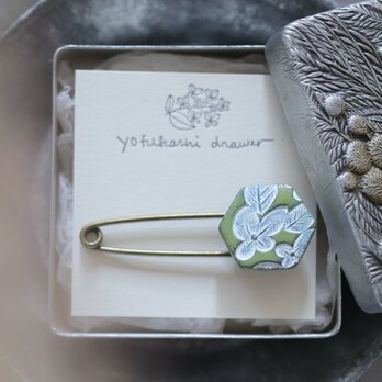 : : : 陶土の草花ブローチ : : : 1393