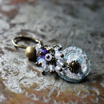 アイスグリーン銀化のローマングラスとたわわなストーンビーズ、民族鈴の片耳ピアス