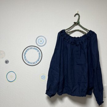 大人の日常服　シャーリングスモッグブラウス　近江リネン　ネイビー　刷毛目ストライプ