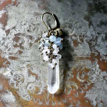 氷柱水晶とたわわなストーンビーズ、民族鈴の片耳ピアス