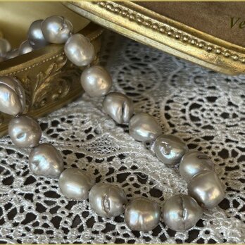 アイボリーベージュ大粒ライス風バロック淡水パールグリフィン（ベージュ）ショートネックレス（45）