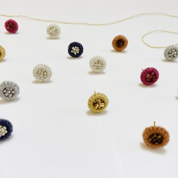 【 小さな耳飾り 】ひと針ひと針丁寧に　日常に溶け込むｲﾔﾘﾝｸﾞ　金属ｱﾚﾙｷﾞｰ対応　e018パープル