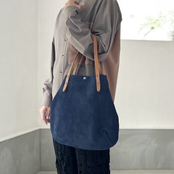 『2025登場Mサイズ』牛床ベロアと極厚オイルヌメの丸型トートバッグ M-size【ネイビー】