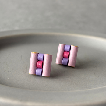 クッキーピアス｜軽い紙のアクセサリー　くすみカラー　上品デザイン　旅行に　イヤリング ピンク　いちご