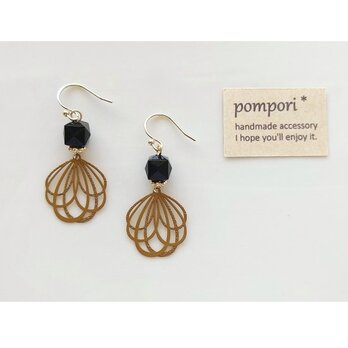 透かし花びらパーツのピアス（黒×マスタード）