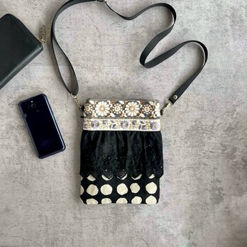華やかインド刺繍リボンのスマホショルダー/上品×大人かわいいブラック/スマホポーチ・スマホポシェット/ギフトにもおすすめ