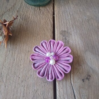 つまみ細工のお花の丸ブローチ