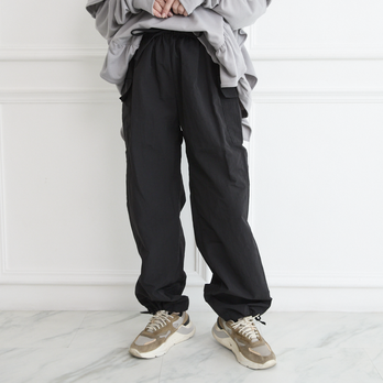 【丈調整できる】上質カジュアル 撥水加工素材のイージーカーゴパンツ ウエストゴム/3サイズ ブラック　0752BK