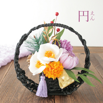 円_花手毬と菊 白椿のお正月アレンジメント