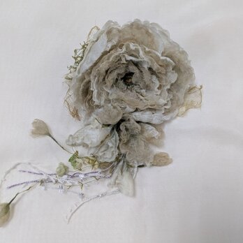 布花 ちりちり花びらのコサージュ白（大）/ 00134