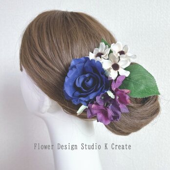 青い薔薇とオフホワイトのアネモネの髪飾り 　紺　ネイビー　紫　パープル　紫陽花　バラ　アネモネ　髪飾り　フラメンコ　フローレス
