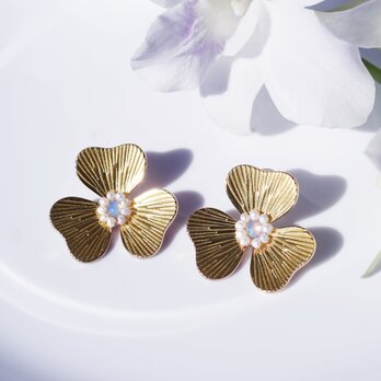 オパールと真珠によるカトレアの花・イヤリング・シルバー有・サージカルステンレス ~カトレアの花