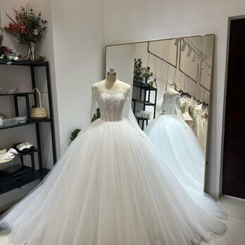 フランス風 ウエディングドレス ロングスリーブ くるみボタン チュールスカート 流れる透け花レース 拳式/前撮り