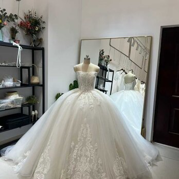 ウェディングドレス 韓国風ドレス ベアトップ 繊細レース パール ロングトレーン ボリュームドレス 結婚式