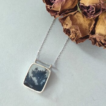 【1点もの】デンドリティックアゲート/シダ模様/カラス/黒/白/鳥モチーフ/植物モチーフ/四角/覆輪/天然石/ネックレス