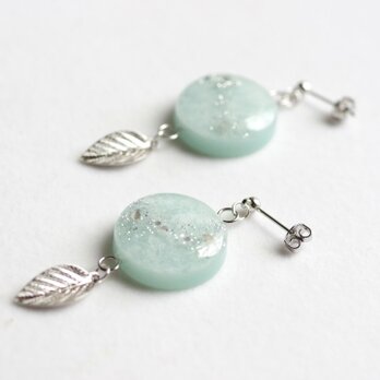 レジンアート　ラウンドモチーフと葉っぱチャームのピアス〈朝露の君〉