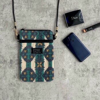 ふんわり暖か ネル素材のスマホショルダー／軽量・大人可愛い・冬限定・スマホポーチ・北欧風・プレゼントにも