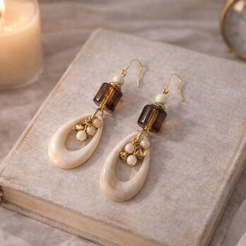 金具変更OK　べっこう色チューブとミルクベージュのしずくイヤーアクセサリー（P1089）