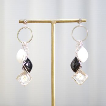 【受注製作】レジンアート　スクエアモチーフとリングパーツのピアス〈明暗〉