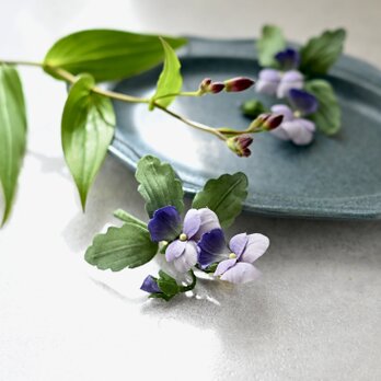 布花　アンティークパープルビオラの個性的なブローチ。プレゼントに人気。