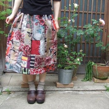 アンティークな薔薇模様銘仙+色々パッチでリメイクスカートの画像