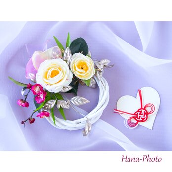 新作＞白い乙女椿とゴールドの葉の冬リース　　リース台：15㎝　　  (524)