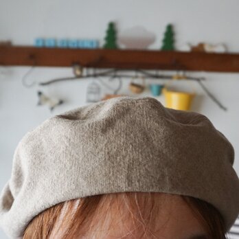 ベージュ薄地ウール生地のベレー帽