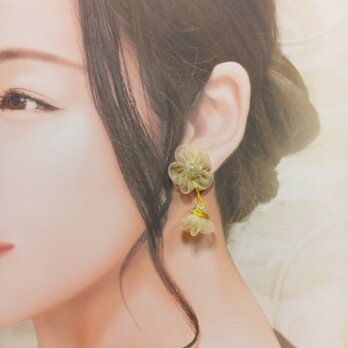 軽やかに揺れる　お花のイヤリング