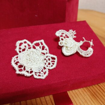 繊細　透け感　個性的シルエット　お花　シャイニーホワイト　イヤリング