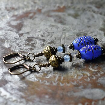 露草色チェコヴィンテージビーズとラブラドライト＆アクアマリン、蓮華ブラスのピアス