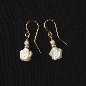 Beige Rose Pierce（マザーオブパール×リバーストーン）