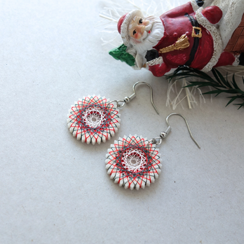 クリスマスリース｜赤・白・緑の絹糸イヤリング｜ナチュラルコーデに似合う大人のクリスマスギフト