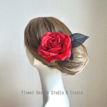 赤い薔薇と黒い葉っぱの髪飾り　Uピン　フラメンコ　フローレス　花飾り　発表会　赤　バラ　髪飾り　頭飾り　花　レッド　赤と黒