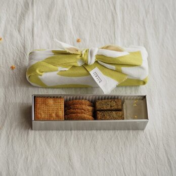 ■11/27(木)発送分■ 金木犀香るクッキー缶、小さな手ぬぐいで包みました。のコピーのコピー