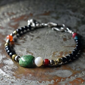oldチベタンターコイズ、古代瑪瑙、濃＆金赤ホワイトハーツ、ミゾーラムカーネリアン、エメラルドブルービーズ、漆黒ビーズのブレス