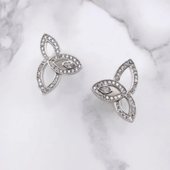 幸せのリーフピアス 【高品質！送料無料！当日発送！】