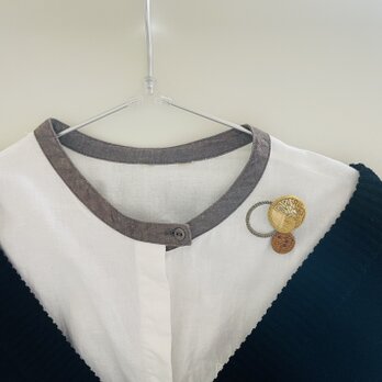 【 森のブローチ 】物語を感じる軽いつけ心地のブローチ　b010ｶｰｷｺﾞｰﾙﾄﾞﾌﾞﾗｳﾝ