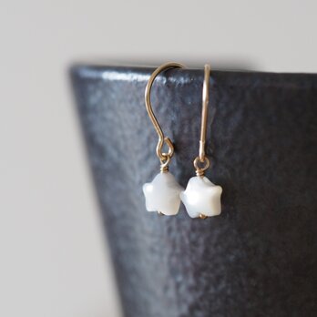 14kgf：ホワイトシェル（星）のミニピアス（イヤリング）№9202