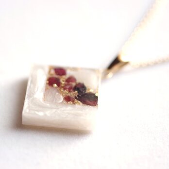 レジンアート　スクエアペンダント〈冥界の石榴の実〉