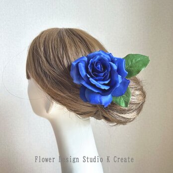 ロイヤルブルーの薔薇と葉っぱの髪飾り　花径110ｍｍ　青　青い薔薇　ロイヤルブルー　ブルー　髪飾り　バラ　フローレス　フラメンコ