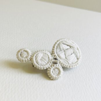 【 満ちる円 】軽くて存在感あるブローチ 一粒ｸﾘｽﾀﾙｸｫｰﾂ b001白ホワイト