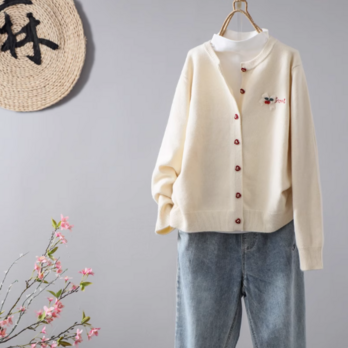 【受注】綿.リブ編みニットカーディガン スクエアネック 刺繍入り ショート丈 シングルボタン 普段着 きれいめカジュアル